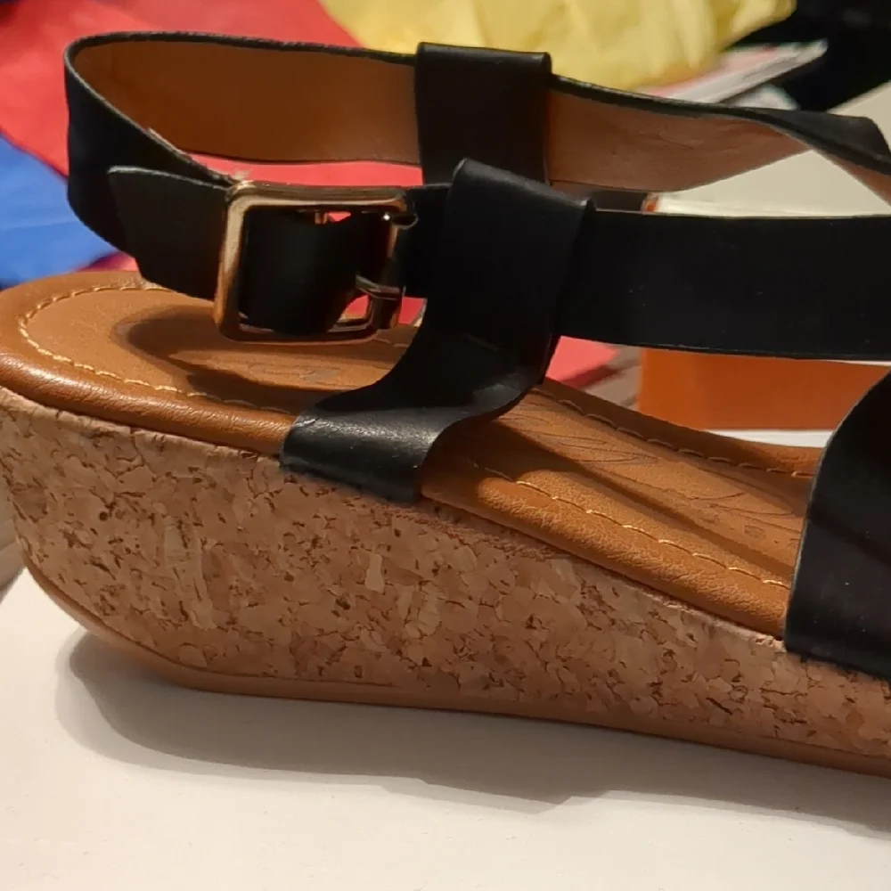 Elegant Black Leather Sandals - Picture 2 of 5